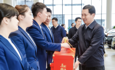 冯长军慰问岚图营销一线将士